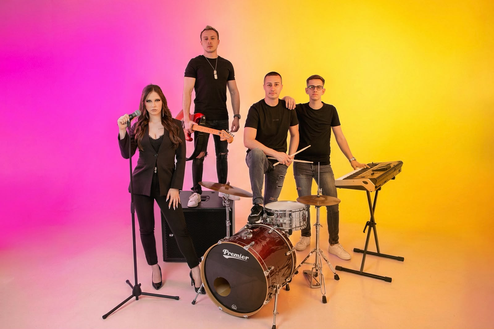 Repeat Band with guitar, drums, keyboard and microphone